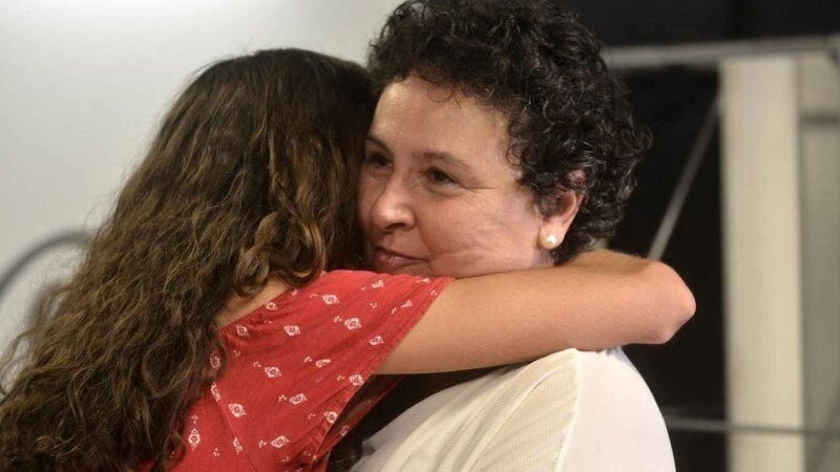 María Salmerón, abrazada por su hija Miriam.