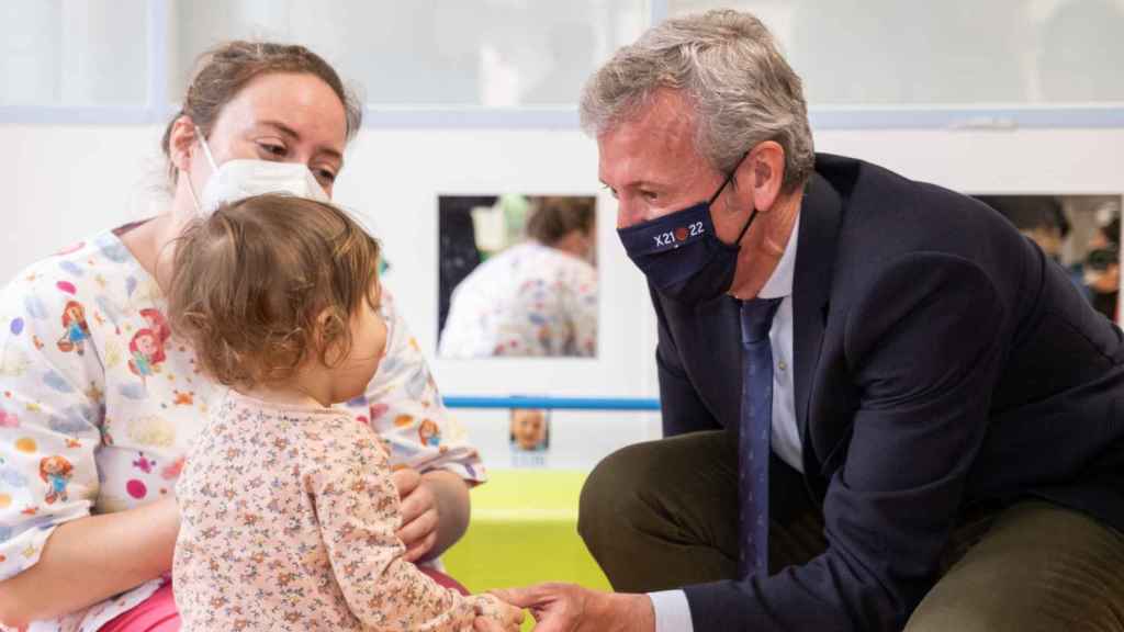 Alfonso Rueda durante su visita a escuela infantil pública autonómica de Campolongo, en Pontevedra.