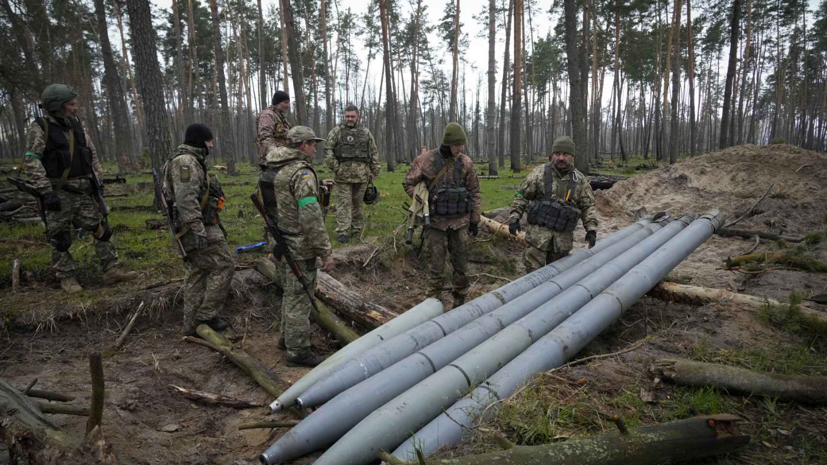 Soldados ucranianos examinan múltiples misiles rusos abandonados por las tropas rusas, en el pueblo de Berezivka.