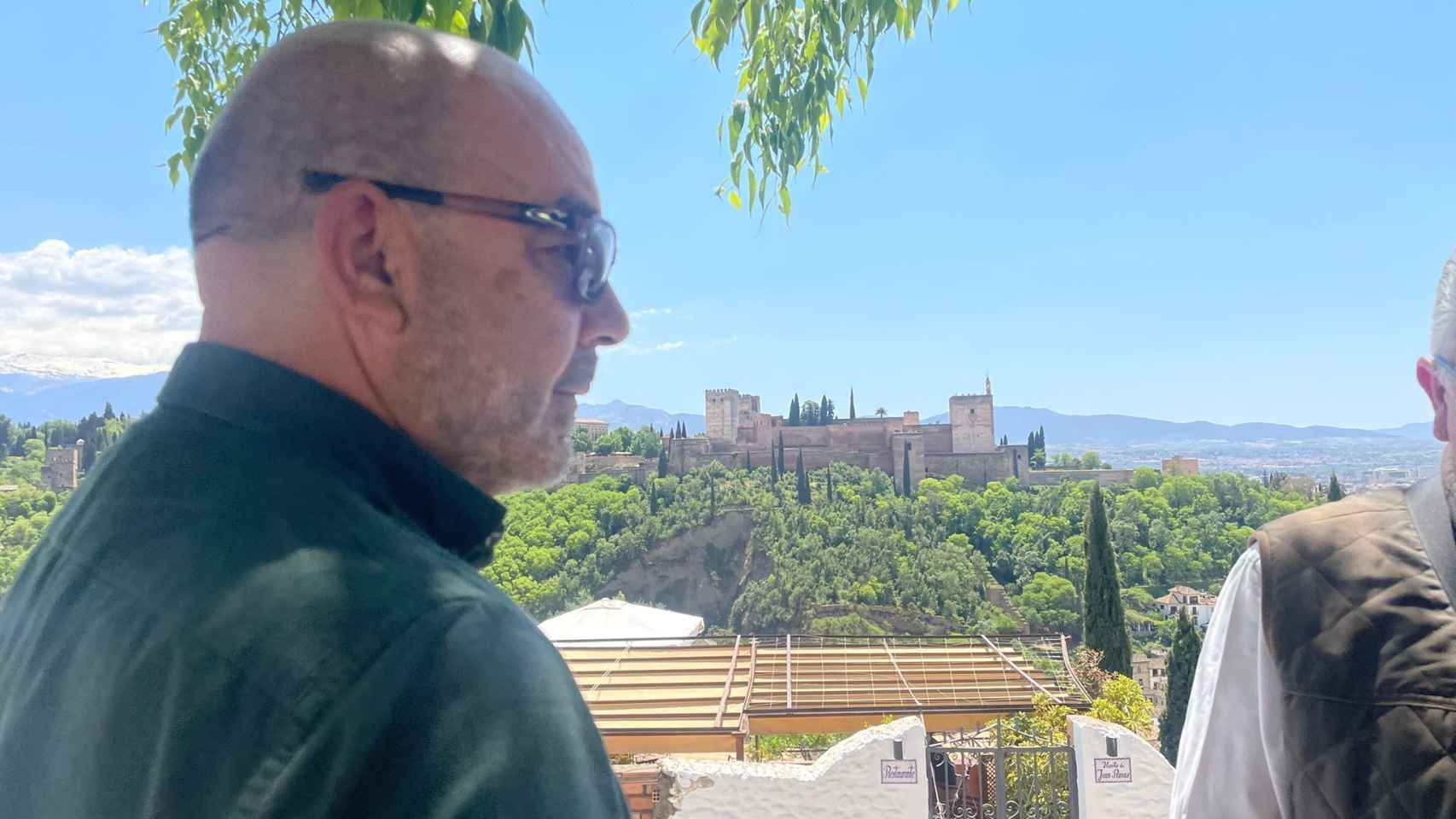 Ángel Expósito ante la Alhambra de Granada.