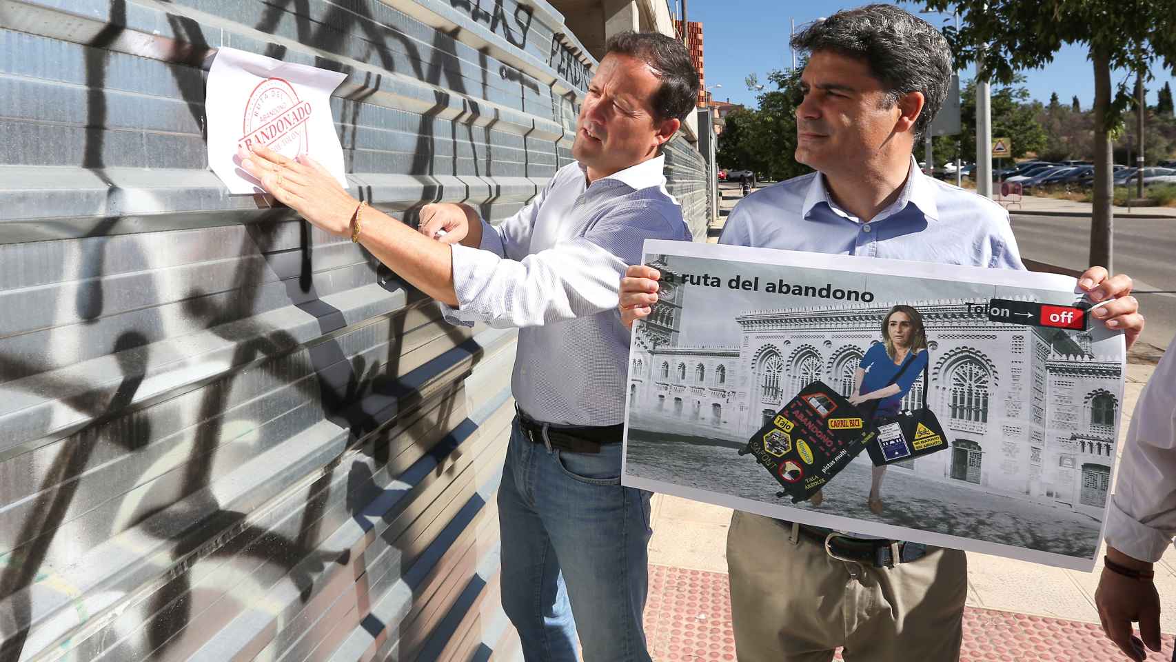 Carlos Velázquez pega un cartel junto a las obras de la Casa de la Juventud en la calle Dinamarca.