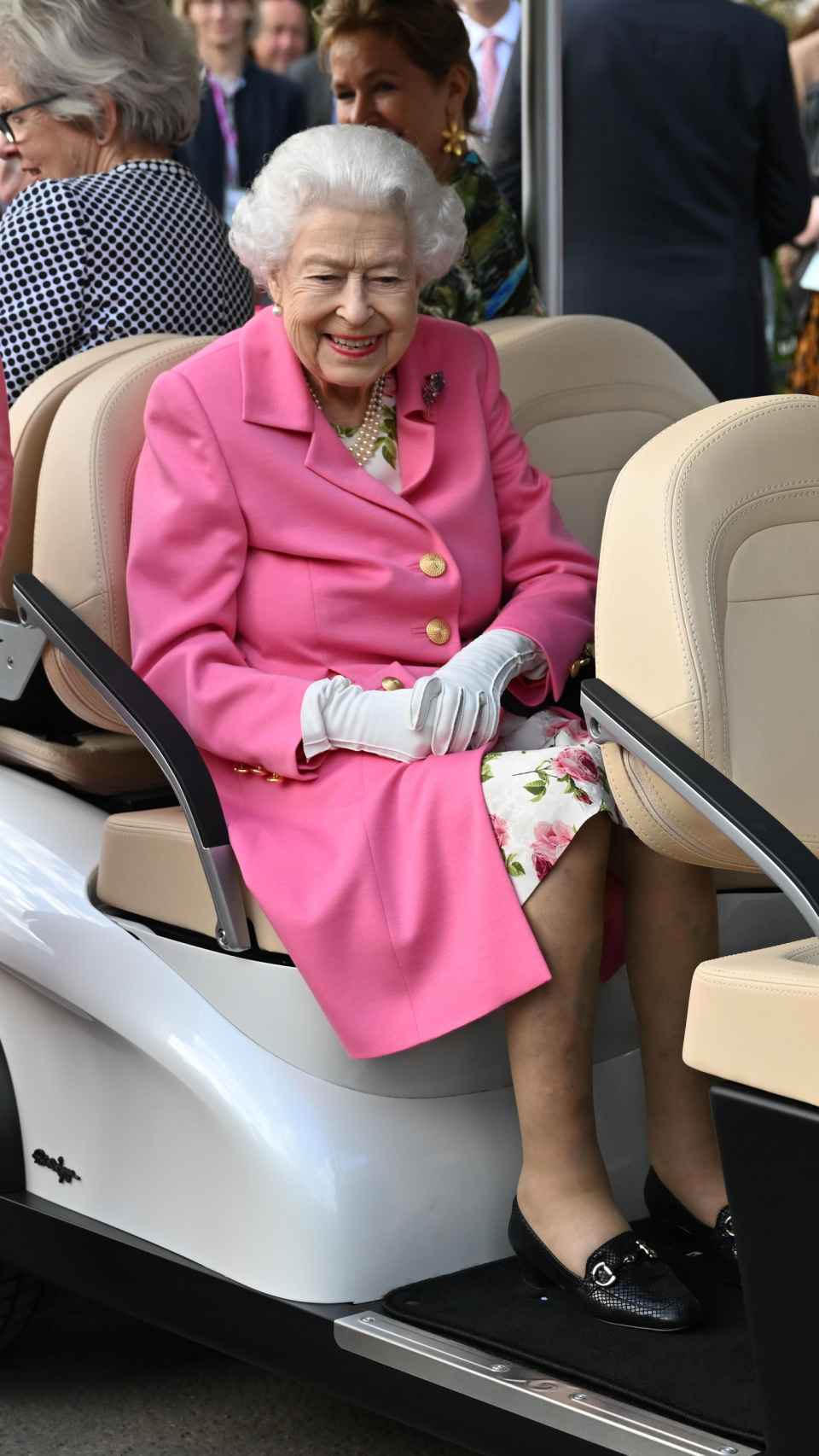 La reina Isabel II montada en el 'buggy' en su último acto.
