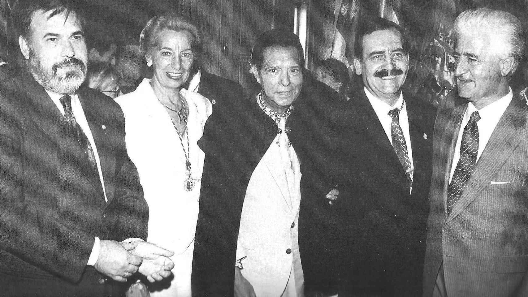 El gobernador, la concejala de Cultura, Rafael Farina, el alcalde y Santiago Martín 'El Viti', en el pregón del gitano en la Plaza Mayor