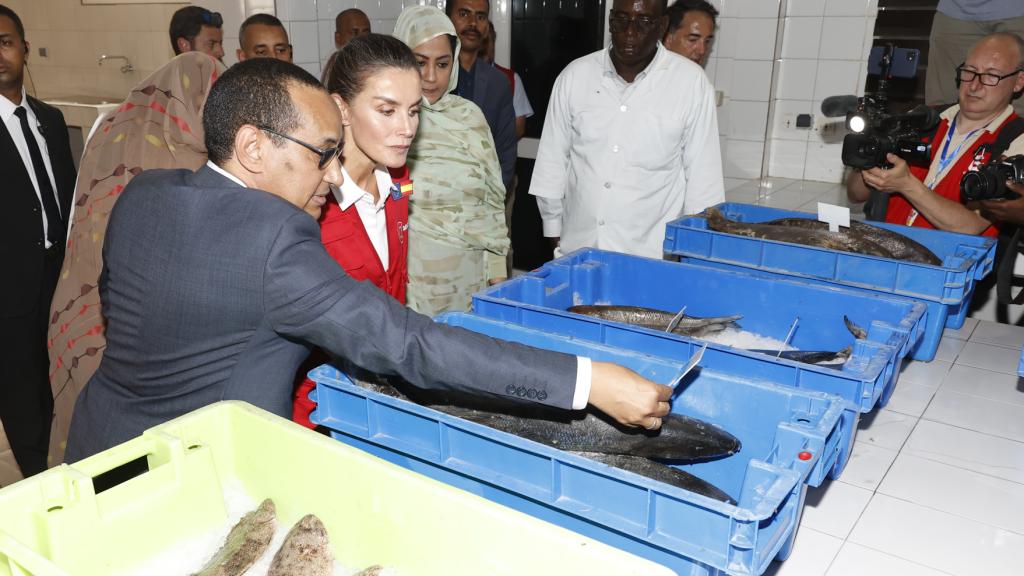 La Reina recorrió las distintas plataformas de almacenamiento de pescado.