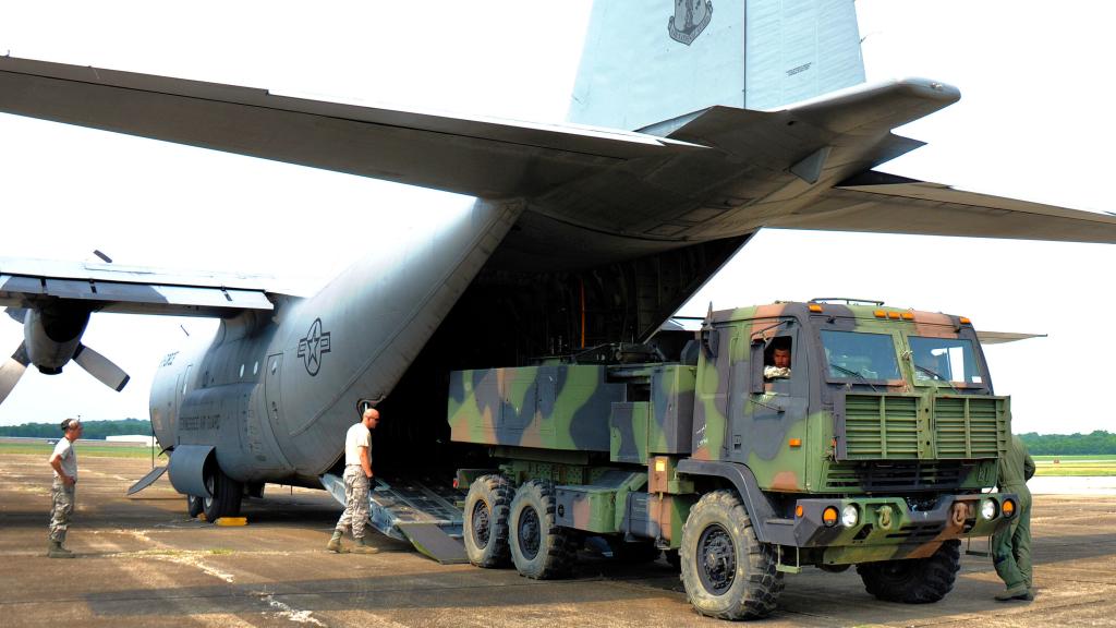 C-130 Hércules junto con un HIMARS