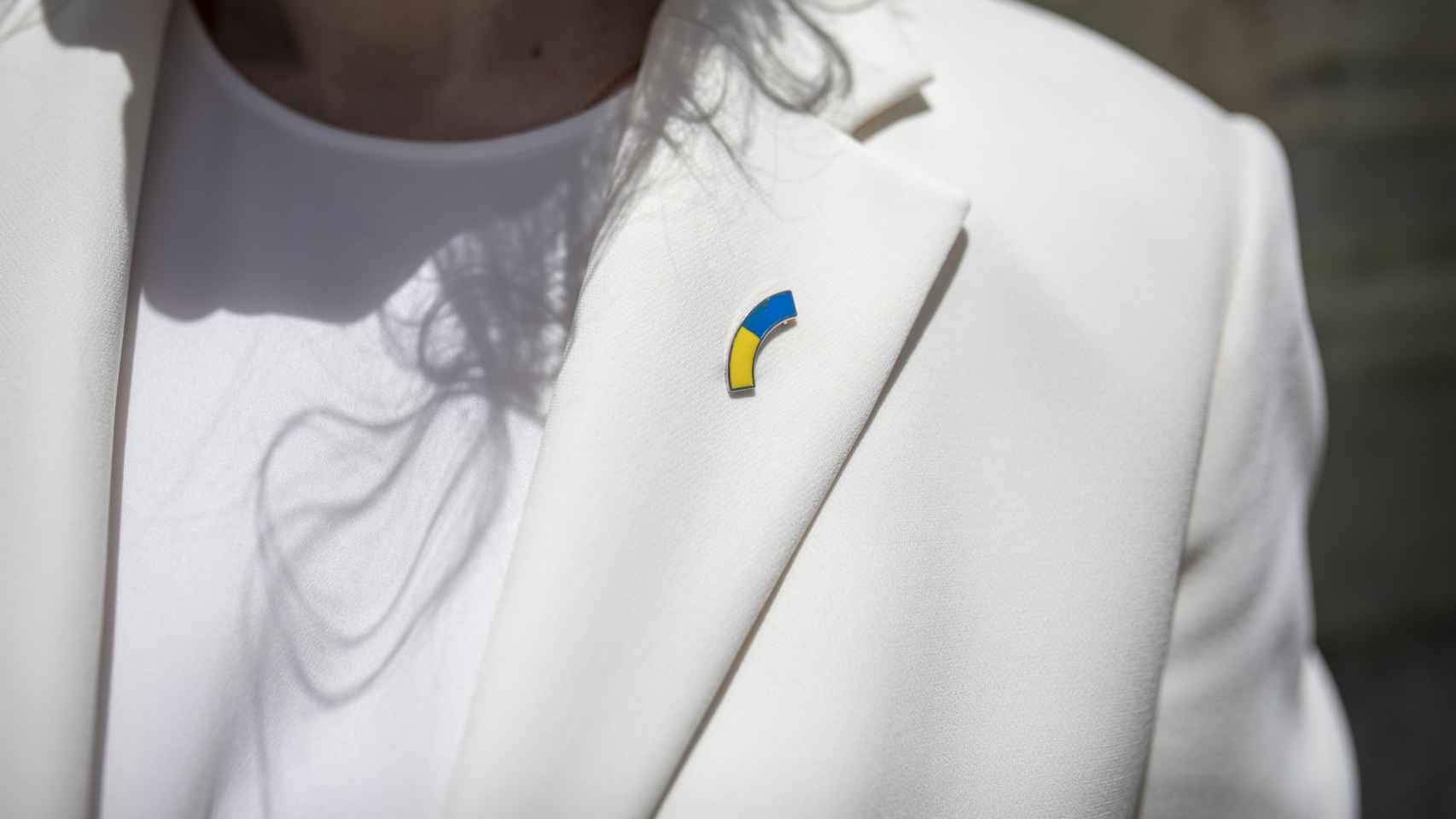 La bandera de Ucrania, el pin en la solapa de la americana de Kondratiuk.