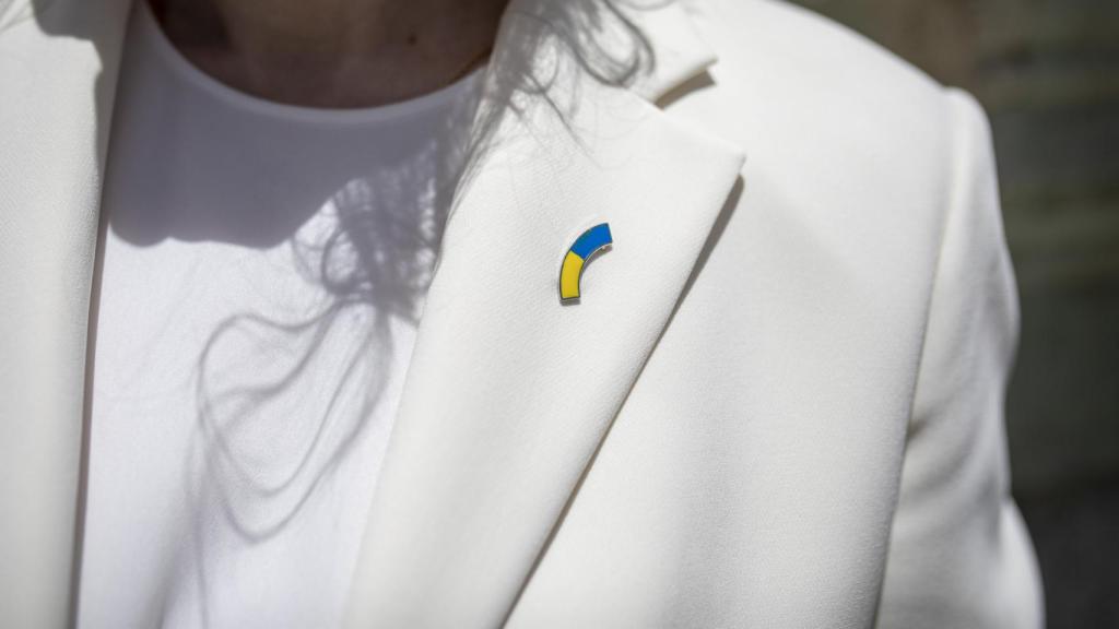 La bandera de Ucrania, el pin en la solapa de la americana de Kondratiuk.
