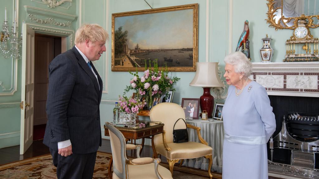 La reina Isabel II recibe a Boris Johnson en junio de 2021.