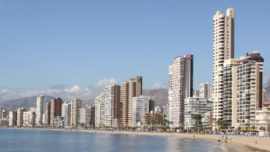 La primera línea de una playa de Benidorm.