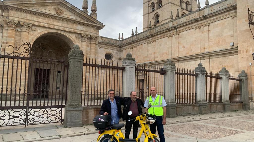 El vespino que está dando la vuelta a España a su llegada a Zamora al comienzo del recorrido