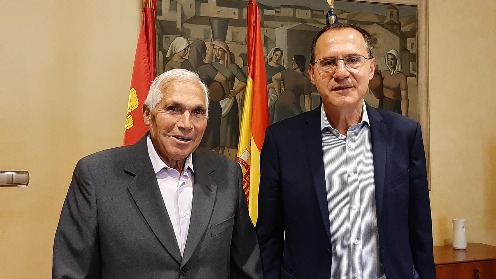 El subdelegado del Gobierno en Zamora, Ángel Blanco, ha recibido en la mañana de hoy al alcalde de Villabrázaro, Dorsey García