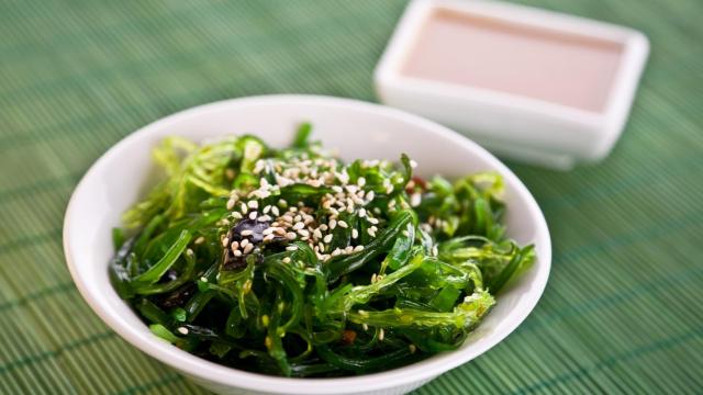 Un cuenco con algas wakame.