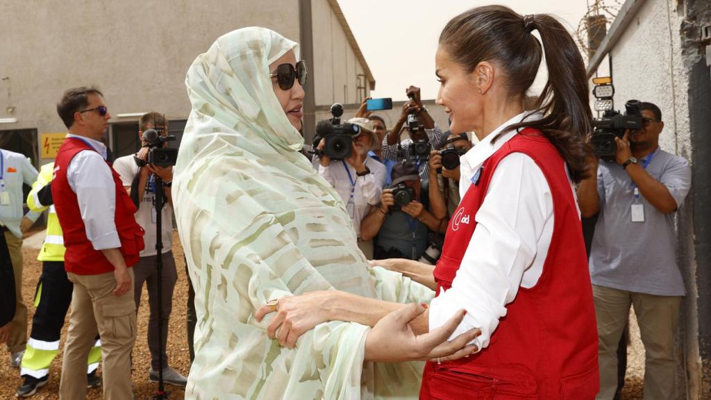 Letizia estuvo acompañada en la visita por la primera dama del país.