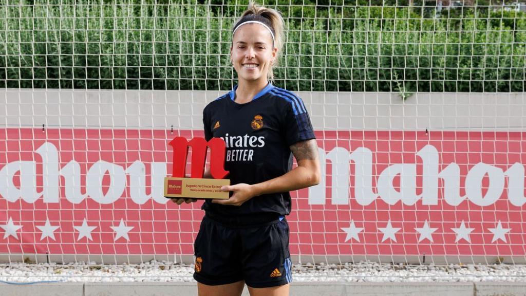 Claudia Zornoza, con el el premio a la Jugadora Cinco Estrellas Mahou del Real Madrid Femenino en la temporada 2021/2022