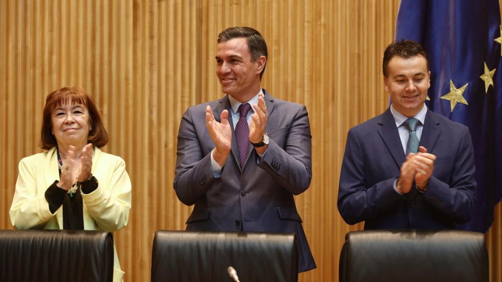 La presidenta del PSOE, Cristina Narbona; el presidente del Gobierno, Pedro Sánchez y el portavoz del PSOE en el Congreso, Héctor Gómez, aplauden en una reunión con los diputados y senadores del PSOE, en el Congreso de los Diputados.