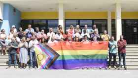Despliegue de la bandera en el Pride de Torremolinos.