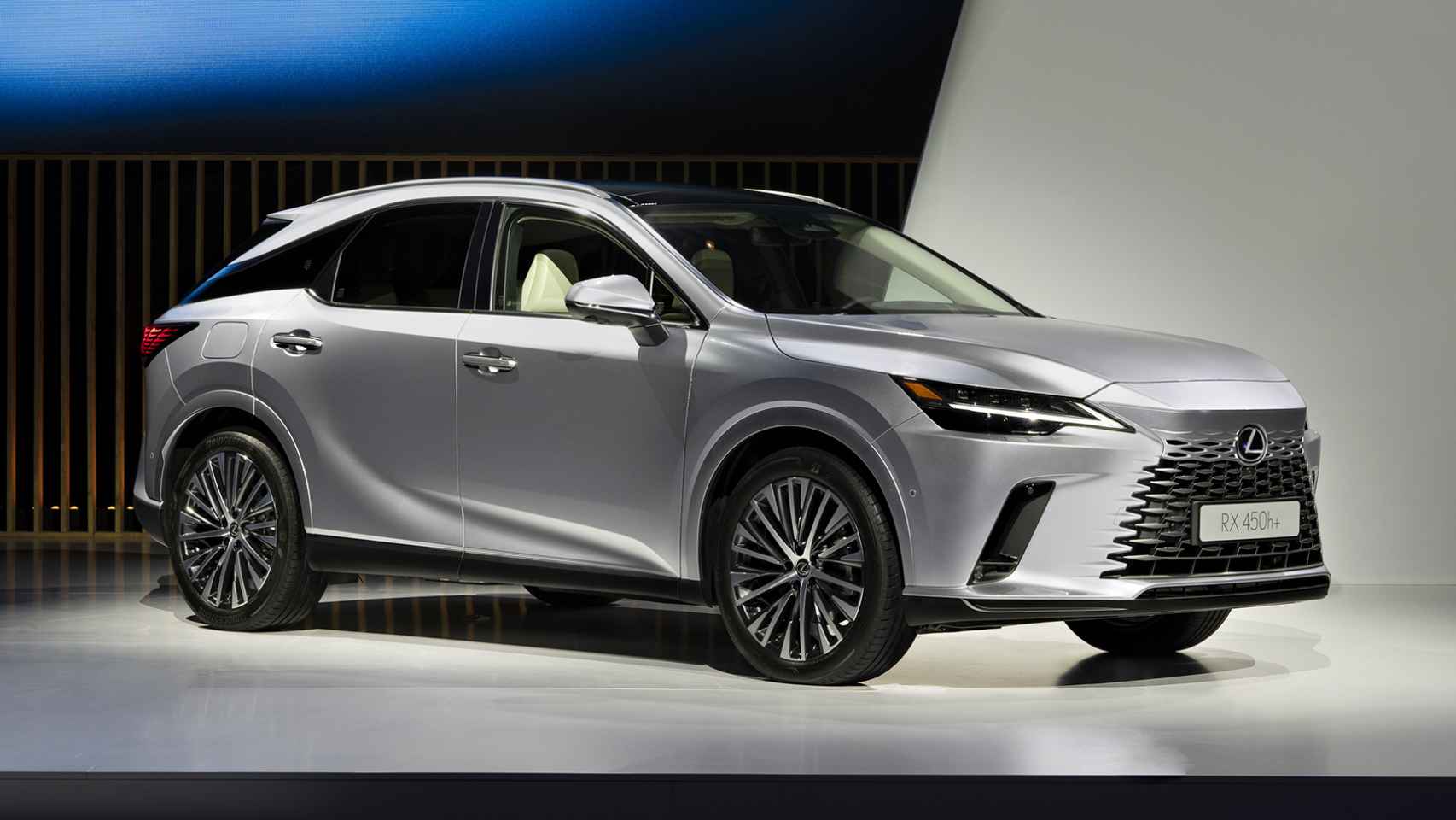 Por primera vez, el Lexus RX está disponible con un motor turbocompresor y un híbrido enchufable.