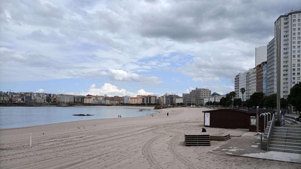 Las casetas de socorristas en la playa de Riazor