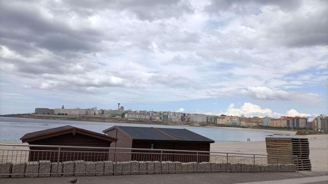 Casetas de socorristas en la playa de Riazor