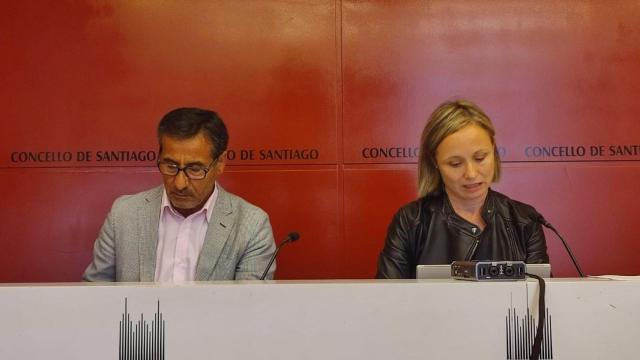 El director del área de régimen interno del Ayuntamiento de Santiago, Juan Prorrúa, y la edil de Hacienda, Marta Abal, en rueda de prensa.