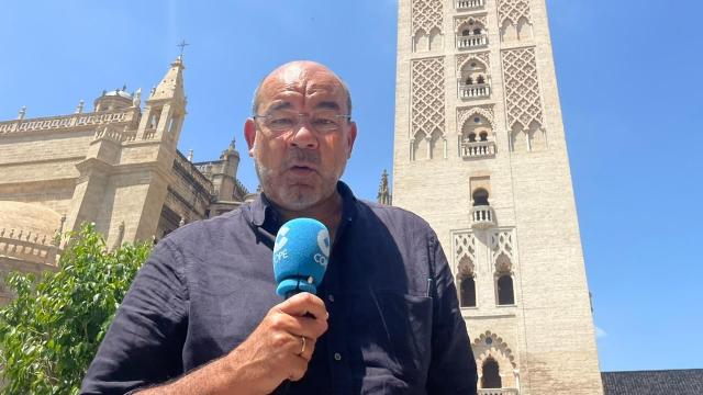 Expósito, ante la Giralda de Sevilla.