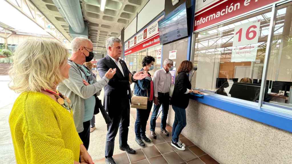 Entrega de las firmas en el registro municipal.