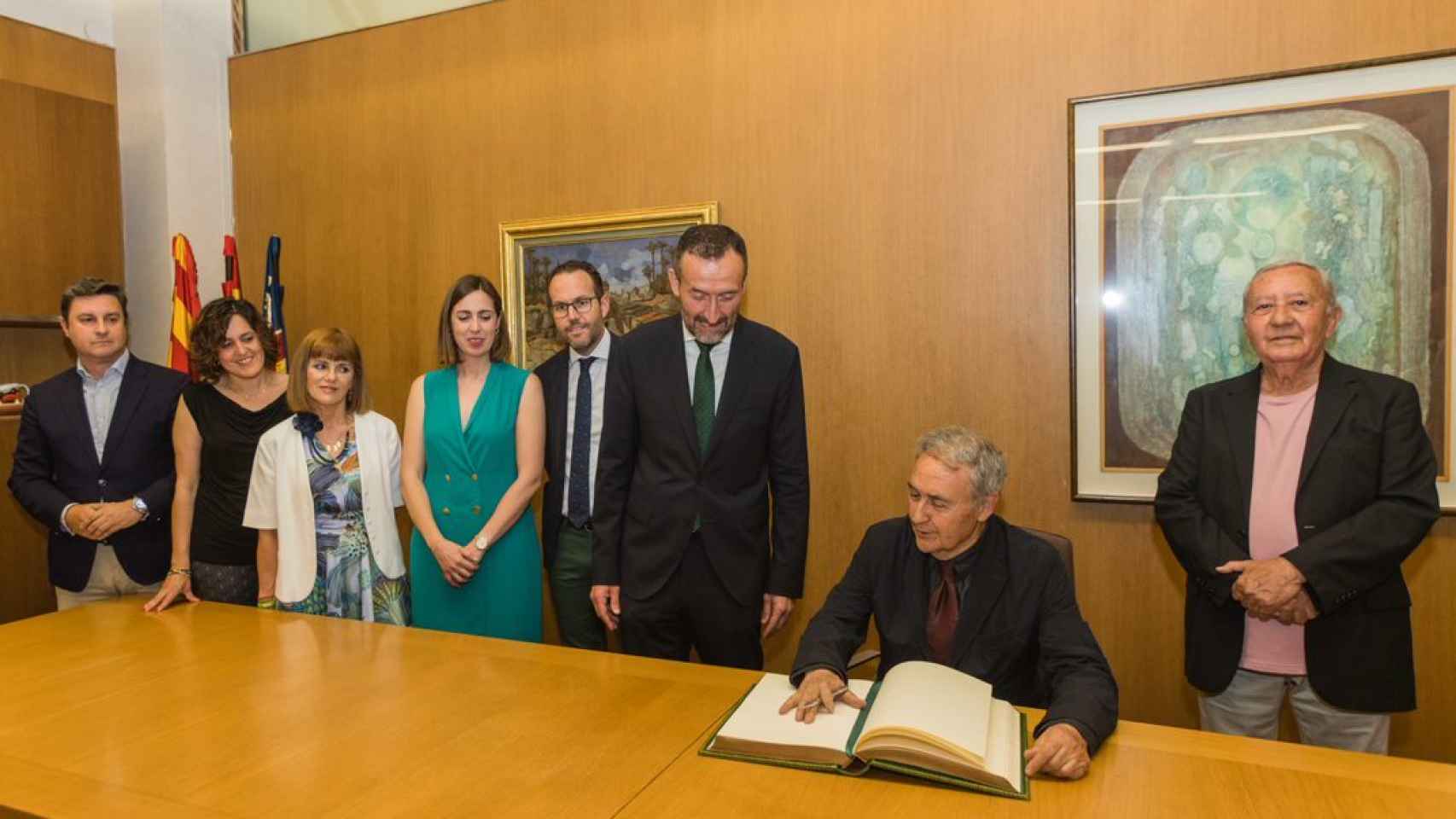 Molina Foix firmando en el libro de honor de la ciudad.