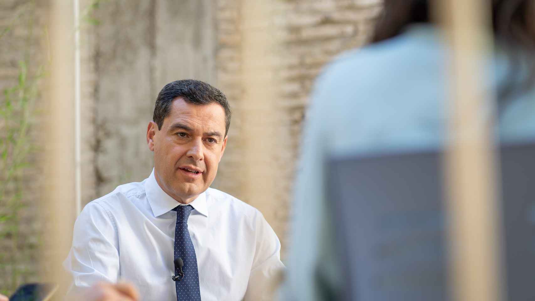 El candidato del PP a la Junta, Juanma Moreno, durante la entrevista en la sede del PP andaluz en Sevilla.
