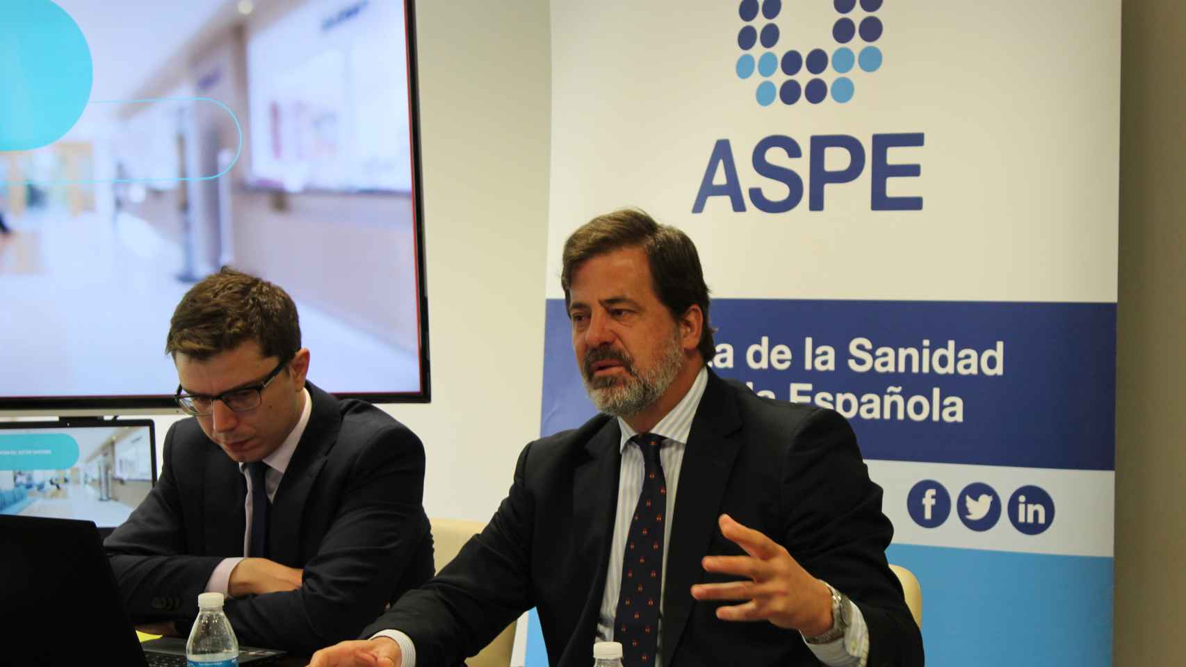 El secretario general, Luis Mendicuti, y el presidente de ASPE,  Carlos Rus, durante la rueda de prensa.