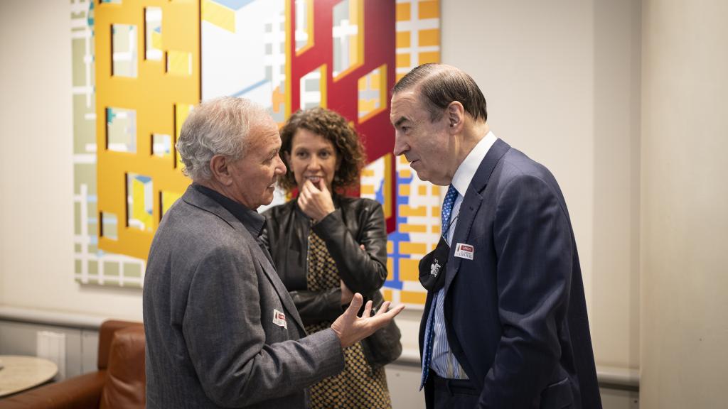 El historiador Emilio La Parra, la profesora Beatriz Sánchez Hita y Pedro J. Ramírez.