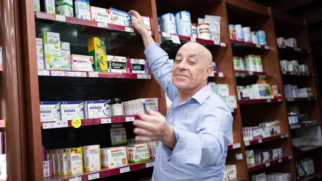 Hilario Martín enseña los medicamentos que vende contra el insomnio.