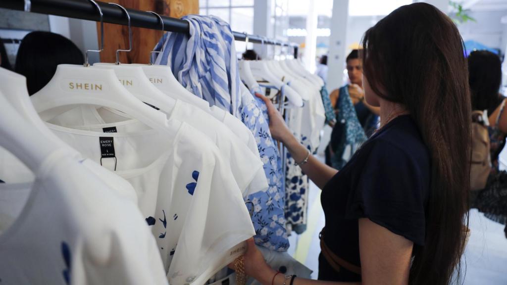 Una mujer, en la tienda madrileña de Shein.