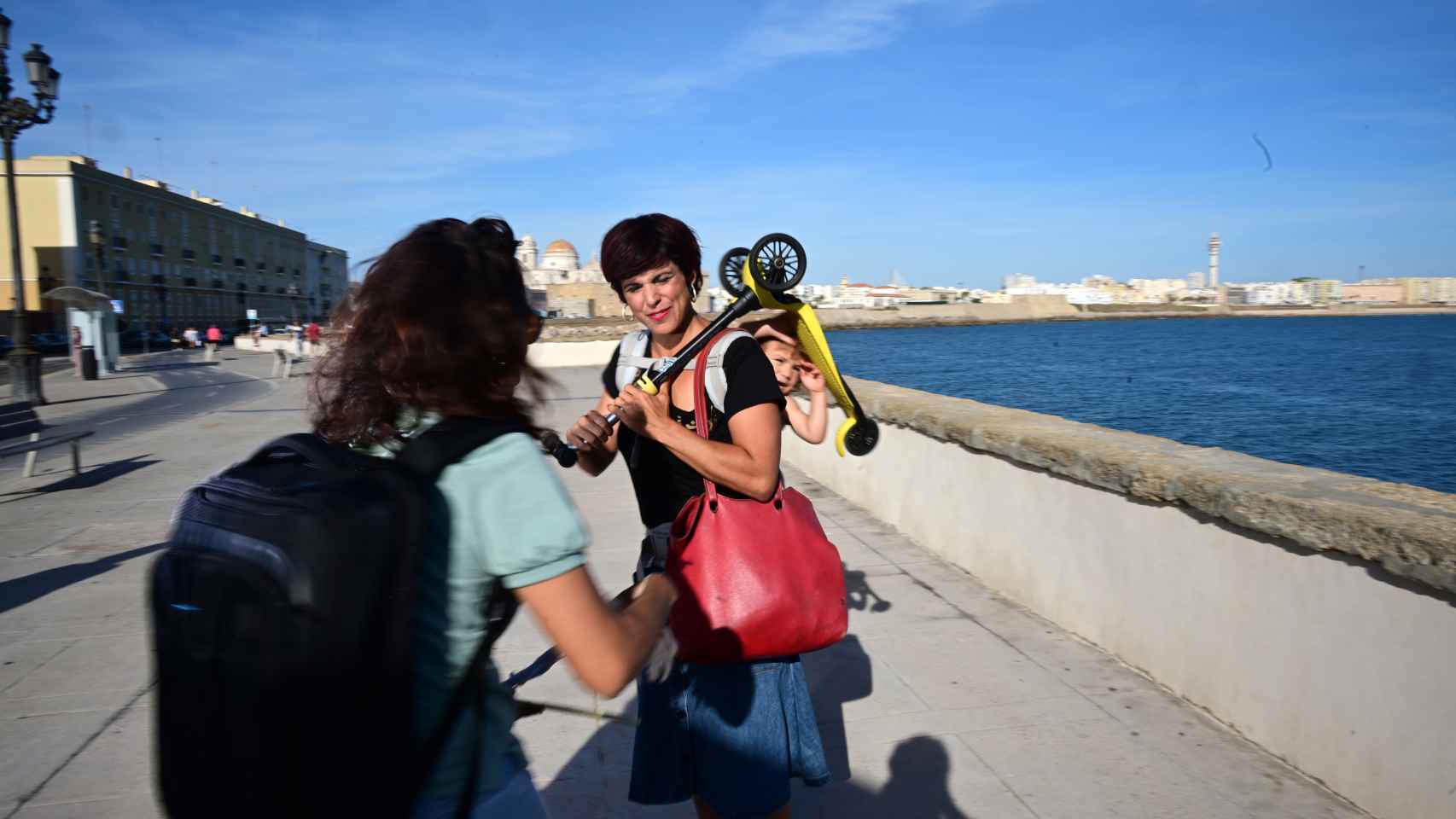 Teresa Rodríguez camina por el paseo marítimo de Cádiz, junto al Barrio de la Viña.