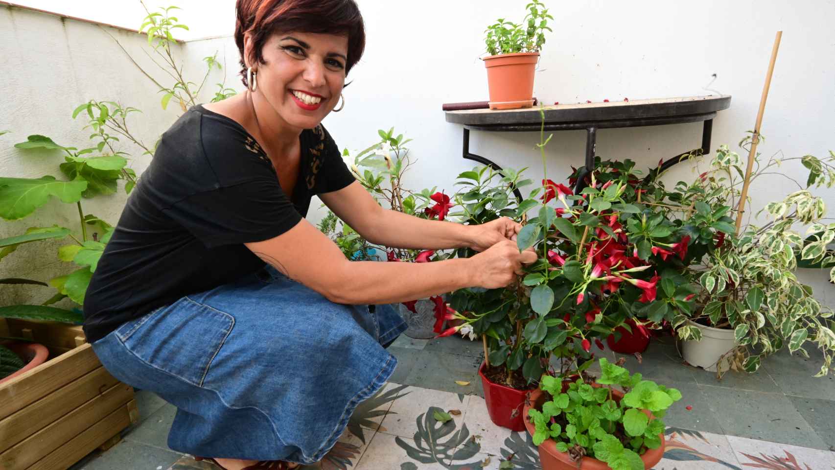 La candidata de 'Adelante Andalucía', en el patio de su casa.