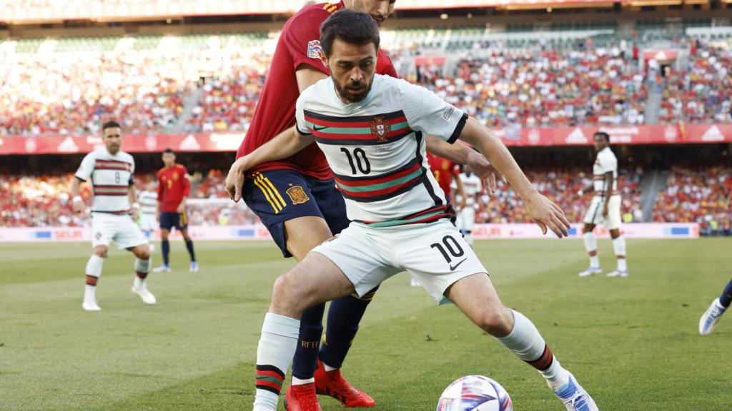 Carlos Soler contra Bernardo Silva.