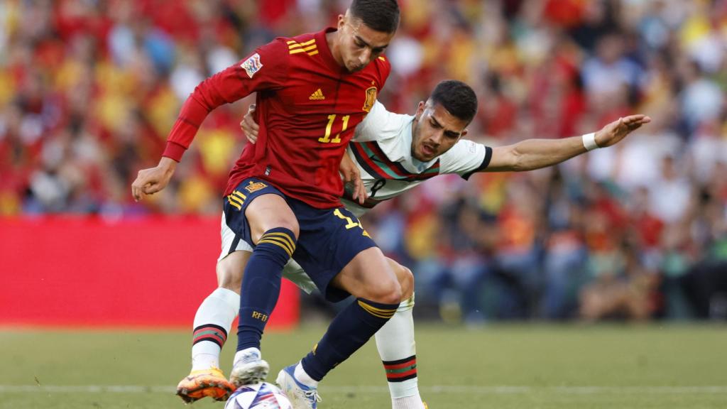 Ferran Torres protege el balón.