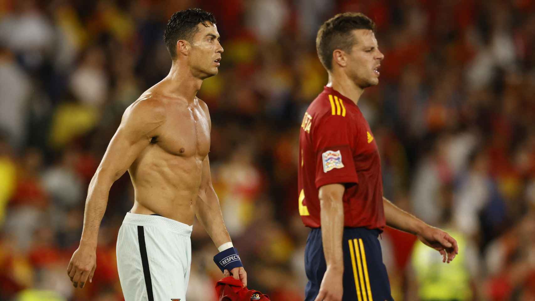 Cristiano Ronaldo y César Azpilicueta tras el choque.