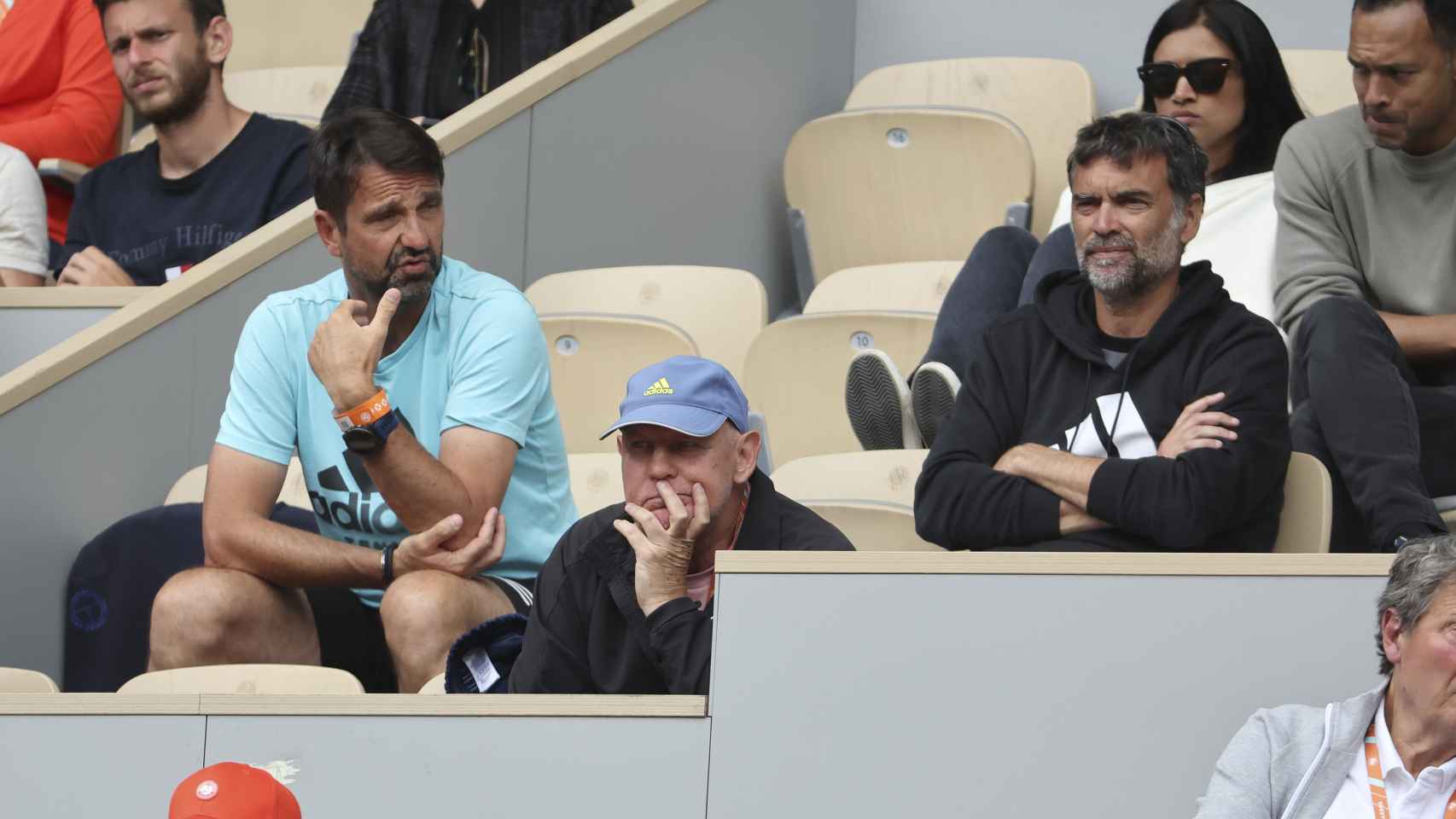 Sergi Bruguera, a la derecha, sigue un partido de Zverev en Roland Garros