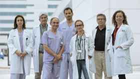 El doctor Gabriel Sales (3º i), jefe del servicio de Cirugía Torácica y Trasplante Pulmonar del Hospital La Fe de València junto a los integrantes del equipo.