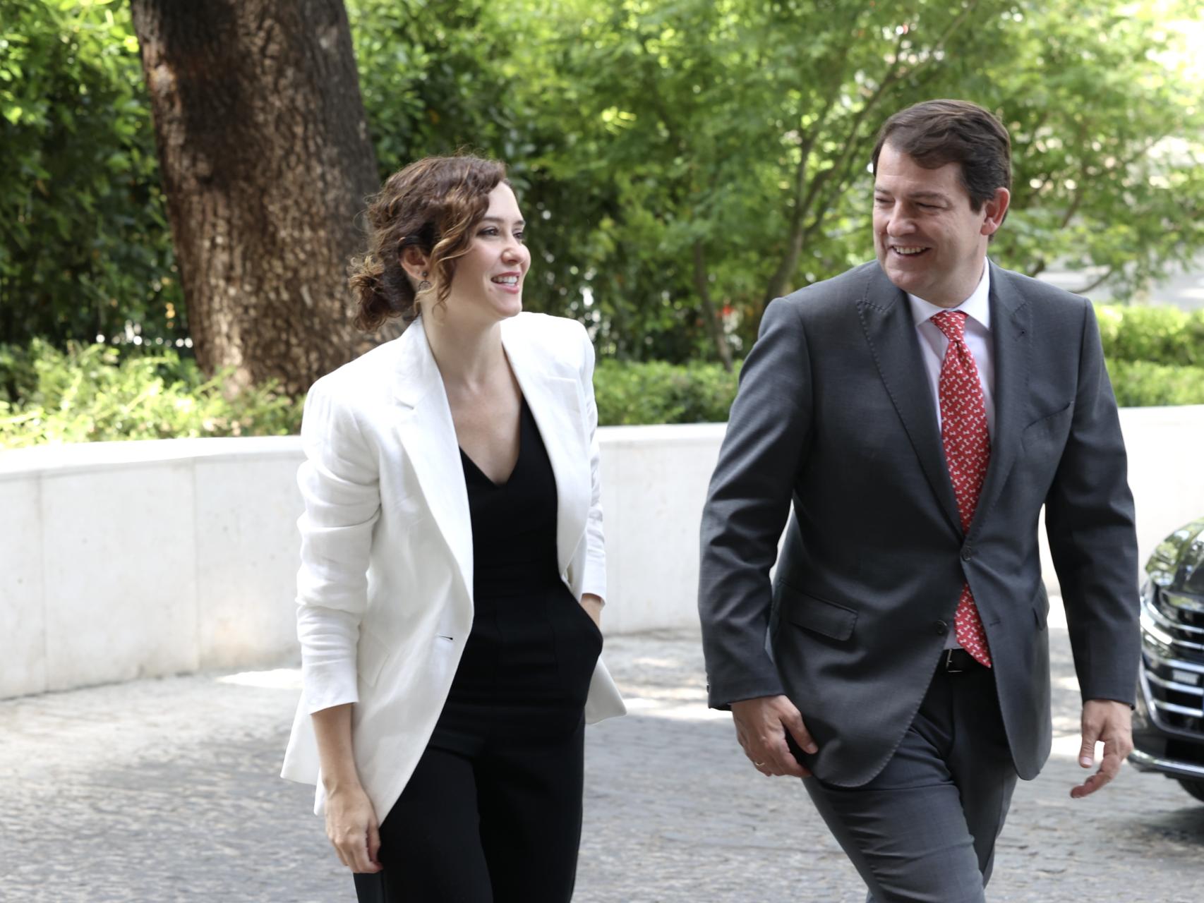 La presidenta de la Comunidad de Madrid, Isabel Díaz Ayuso, y el presidente de la Junta, Alfonso Fernández Mañueco, a su llegada al VIII Foro Guadarrama, este jueves.
