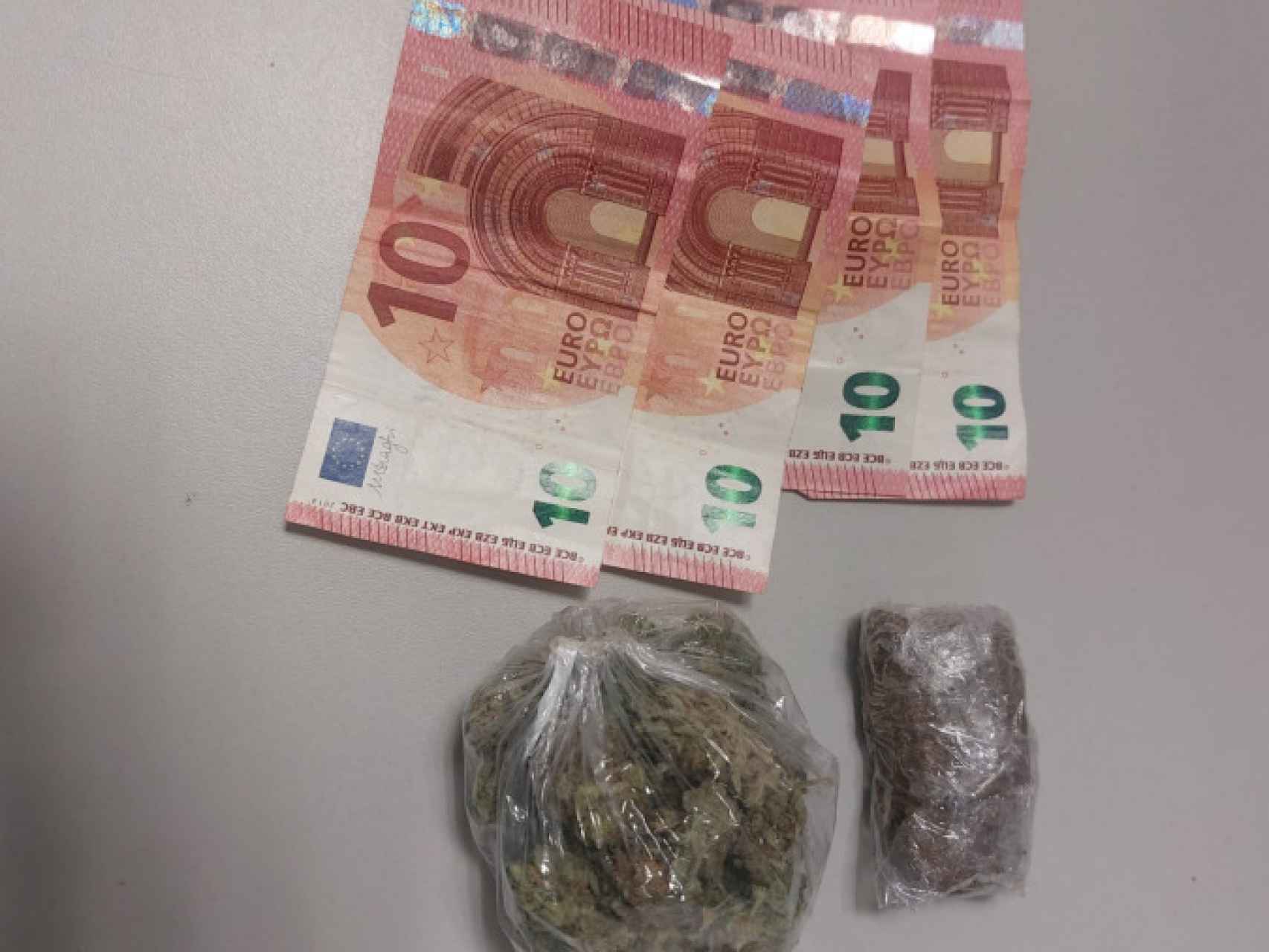 Imagen de la droga y el dinero incautado en Ponferrada.