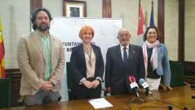 El alcalde de Béjar, Antonio Cámara, y la concejala de Servicios Sociales, Rosa Torres, junto a Manuel Bruno, de Cáritas de Béjar