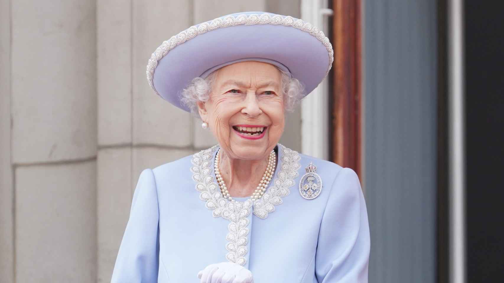 La reina Isabel II en el balcón de Buckingham.