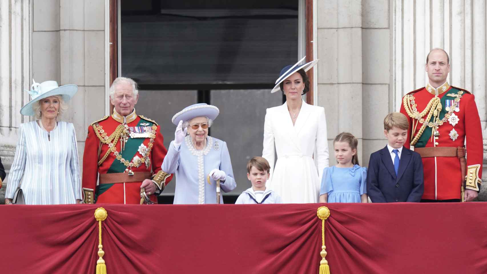 La Familia Real posa en el balcón de Buckingham.