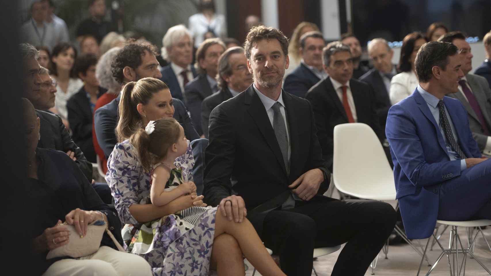 Pau Gasol junto a su familia en el acto de entrega de la medalla de la Gran Cruz de la Real Orden del Mérito Deportivo