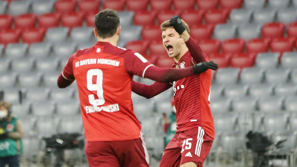 Thomas Müller y Robert Lewandowski celebrando un gol con el Bayern de Múnich