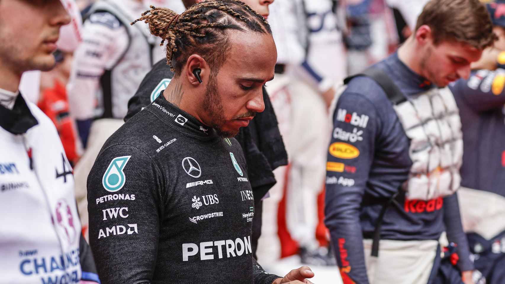 Lewis Hamilton junto a Max Verstappen en la presentación del Gran Premio de Monaco