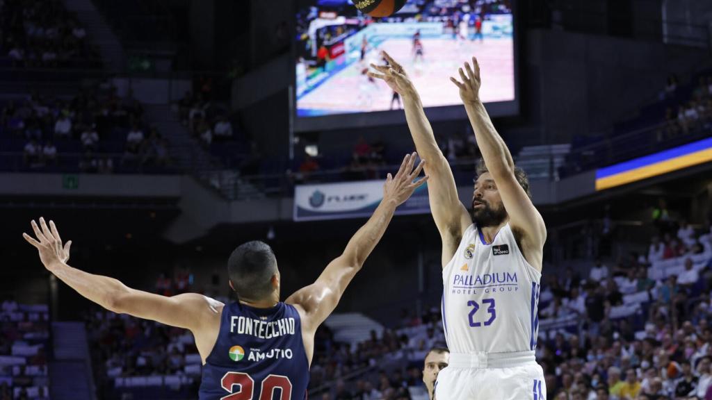 Sergio Llull lanza un triple.