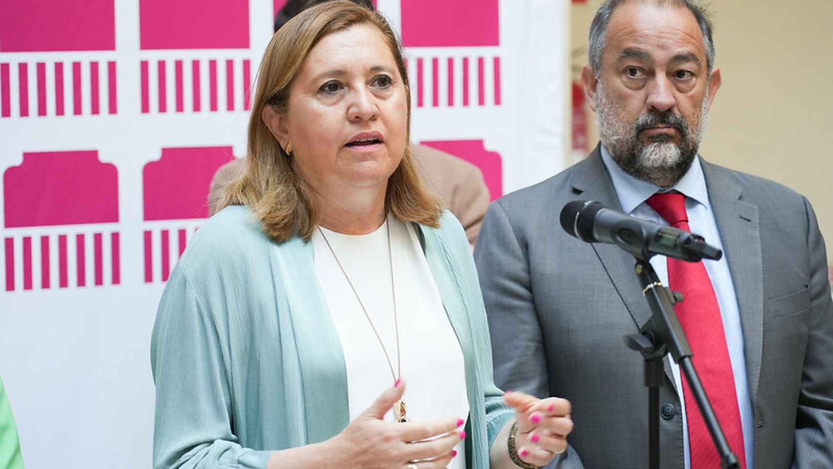 Rosana Rodríguez interviniendo ante los medios junto a Julián Garde.