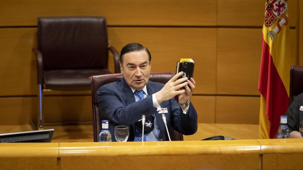 Pedro J. Ramírez, durante su intervención el congreso del Trienio Liberal, comparando el tamaño de un ejemplar de 'La Periódico-manía' con un móvil actual.